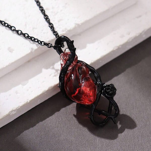 heart couple necklace with exaggerated design, thorns, vines, flowers, clavicle chain, Halloween pendant - 图片 3